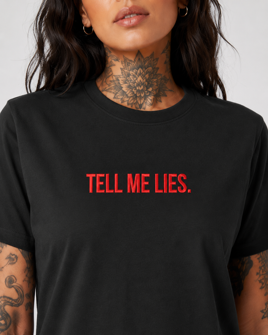 TELL ME LIES – besticktes Damen Shirt, freches Statement T-Shirt, Geschenk für Freundin, Bio-Baumwolle, Weiß oder Schwarz