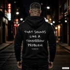 That Sounds Like a Tomorrow Problem – schwarzer Hoodie mit weißem Backprint, Herren in der Stadt bei Nacht