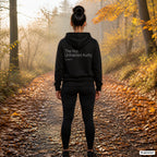 The Hot Unmarried Aunty – schwarzer Hoodie mit weißem Backprint, Damen beim Joggen im Herbst