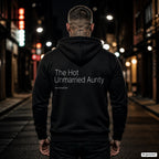 The Hot Unmarried Aunty – schwarzer Hoodie mit weißem Backprint, Herren in der Stadt bei Nacht