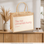 The Hot Unmarried Aunty – Jutetasche mit Spruch, auf dem Sideboard im Flur