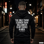 The only thing scarier than halloween is my choice in men – schwarzer Hoodie mit weißem Backprint, Herren in der Stadt bei Nacht