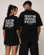 THE NEXT TIME I OPEN UP WILL BE MY AUTOPSY – Schwarzes Oversize Unisex Shirt, schwarzer Humor, Sarkasmus Shirt, lustiger Spruch, Backprint, Geschenk