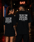 THE NEXT TIME I OPEN UP WILL BE MY AUTOPSY – Schwarzes Oversize Unisex Shirt, schwarzer Humor, Sarkasmus Shirt, lustiger Spruch, Backprint, Geschenk