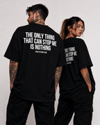 THE ONLY THING THAT CAN STOP ME IS NOTHING – Unisex Oversize T-Shirt mit Backprint, motivierendes Statement Shirt, Streetwear Geschenk