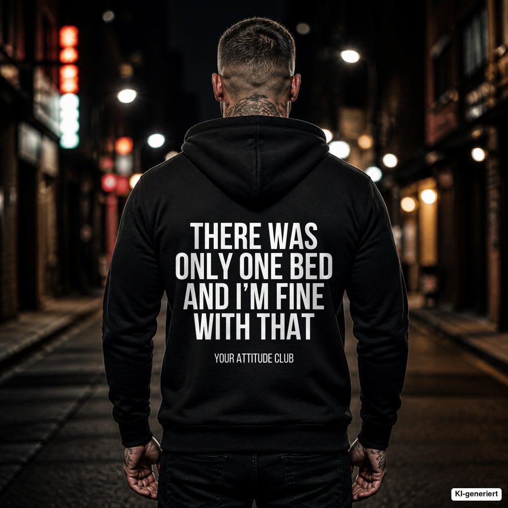 There was only one bed and I’m fine with that – schwarzer Hoodie mit weißem Backprint, Herren in der Stadt bei Nacht