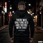 There was only one bed and I’m fine with that – schwarzer Hoodie mit weißem Backprint, Herren in der Stadt bei Nacht
