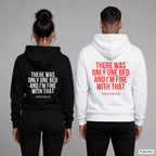 There was only one bed and I’m fine with that – Hoodie mit Backprint, Frau in Schwarz und Mann in Weiß