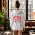 There was only one bed and I’m fine with that – weißer Hoodie mit rotem Backprint, Damen im Loft