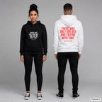 There was only one bed and I’m fine with that – Hoodie unisex mit Frontprint (Frau, Schwarz) und Backprint (Mann, Weiß)