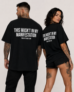 THIS WASN’T IN MY MANIFESTATION – Schwarzes Oversize Unisex Shirt, lustiger Spruch, Sarkasmus Shirt, Statement Shirt, Backprint, Geschenk, Streetwear