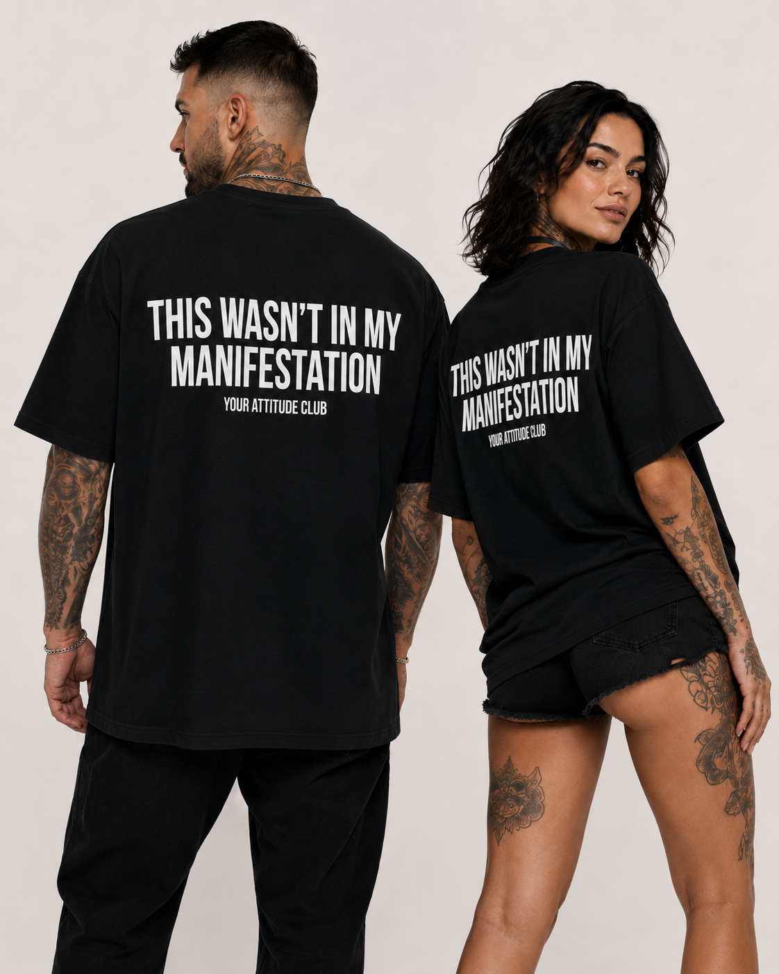 THIS WASN’T IN MY MANIFESTATION – Schwarzes Oversize Unisex Shirt, lustiger Spruch, Sarkasmus Shirt, Statement Shirt, Backprint, Geschenk, Streetwear
