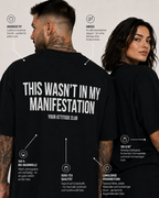 THIS WASN’T IN MY MANIFESTATION – Schwarzes Oversize Unisex Shirt, lustiger Spruch, Sarkasmus Shirt, Statement Shirt, Backprint, Geschenk, Streetwear