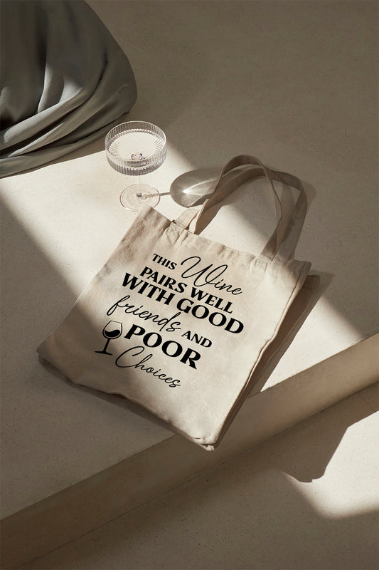 This wine pairs well with good friends and poor choices Baumwollbeutel 38x42 cm mit langen Henkeln, Stofftasche bedruckt, Einkaufstasche, Geschenkidee, DTF Bügelbild