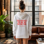 Told her she’s the one. not the only one – weißer Hoodie mit rotem Backprint, Damen im Loft