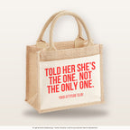 Told her she’s the one. Not the only one. – Jutetasche mit Spruch, kleine Jutetasche 26 × 22 cm
