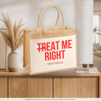 Treat me right – Jutetasche mit Spruch, auf dem Sideboard im Flur