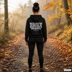 Unless I’m sitting on your face, my weight is none of your business – schwarzer Hoodie mit weißem Backprint, Damen beim Joggen im Herbst