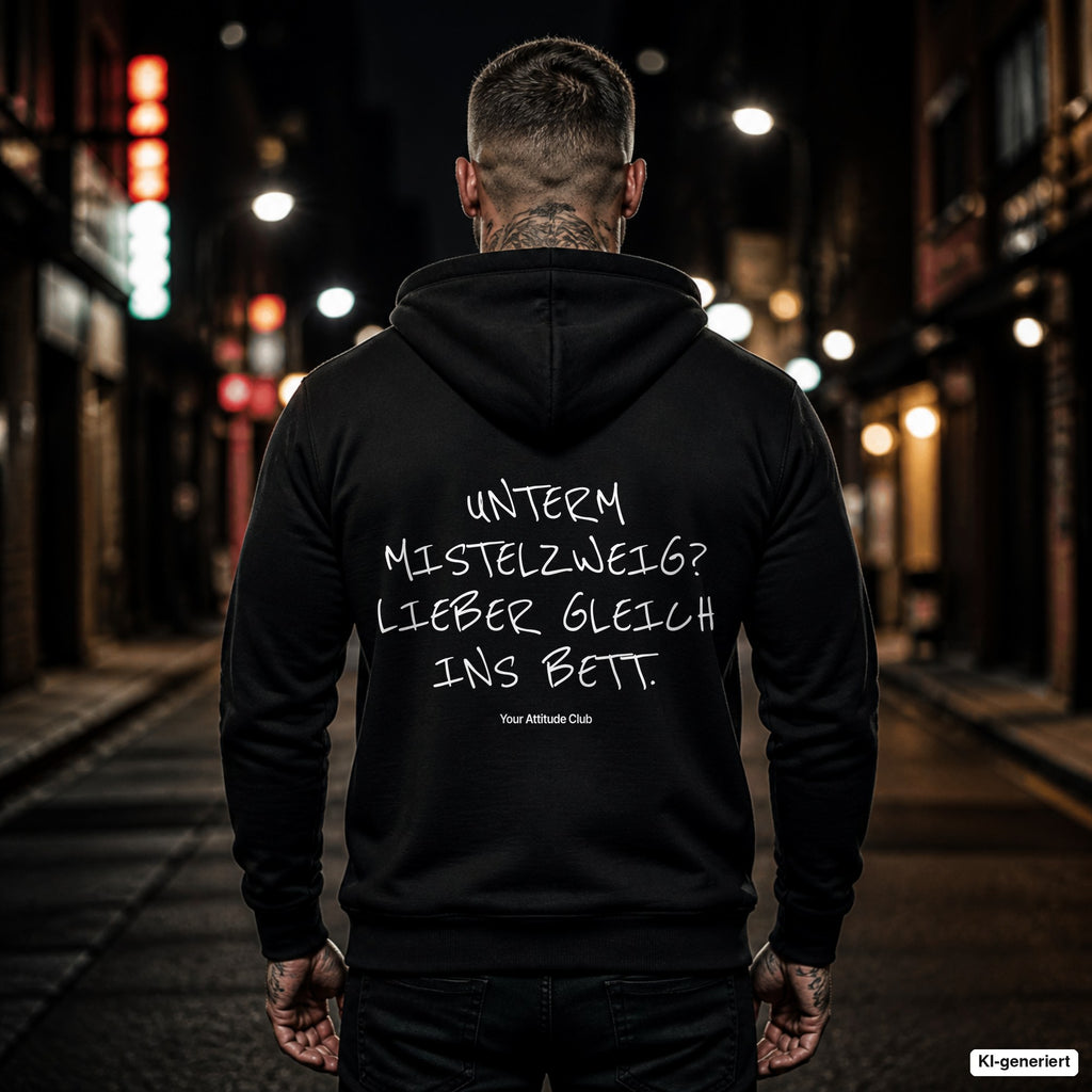 Unterm Mistelzweig? Lieber gleich ins Bett – schwarzer Hoodie mit weißem Backprint, Herren in der Stadt bei Nacht
