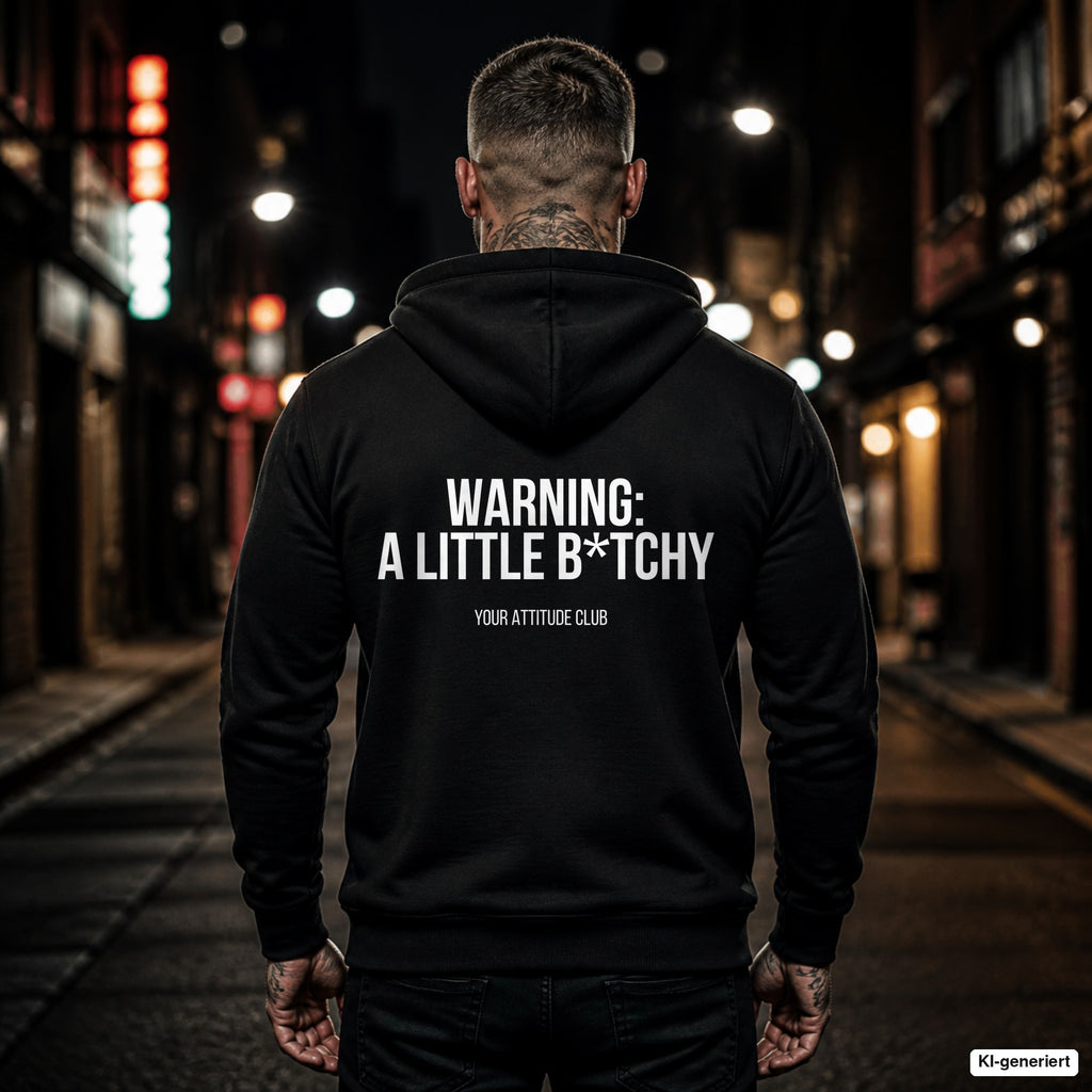 WARNING: A LITTLE B*TCHY – schwarzer Hoodie mit weißem Backprint, Herren in der Stadt bei Nacht