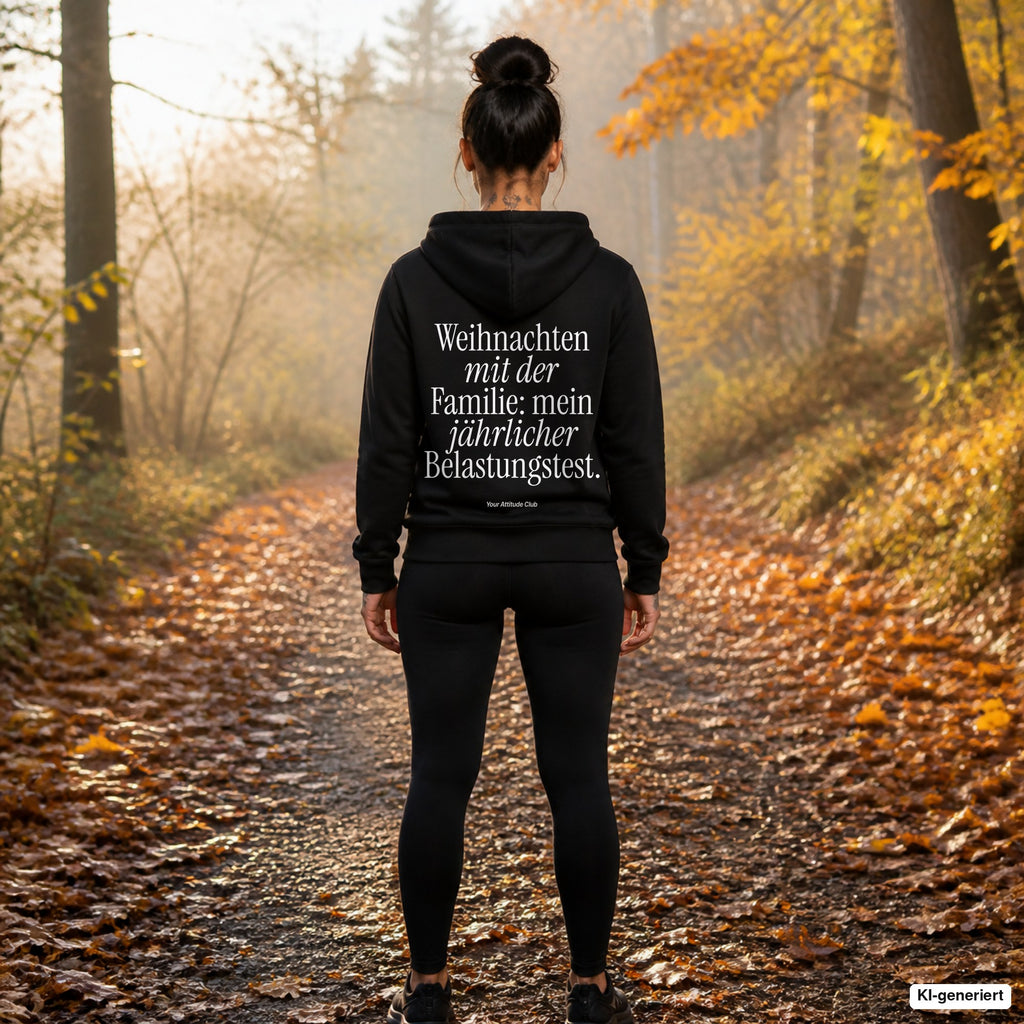 Weihnachten mit der Familie: mein jährlicher Belastungstest – schwarzer Hoodie mit weißem Backprint, Damen beim Joggen im Herbst