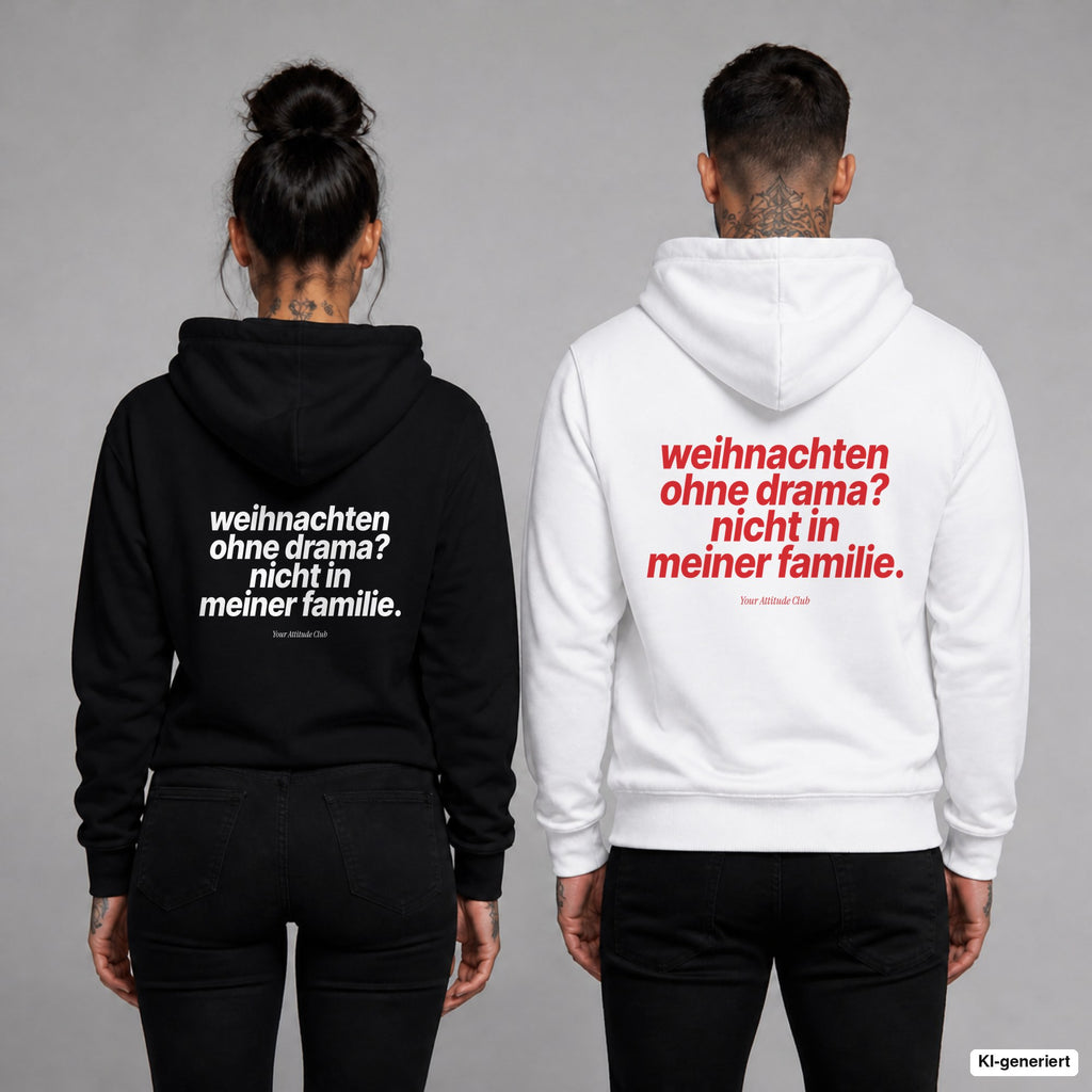 Weihnachten ohne Drama? Nicht in meiner Familie – Hoodie mit Backprint, Frau in Schwarz und Mann in Weiß