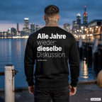 Alle Jahre wieder: dieselbe Diskussion – schwarzer Weihnachtspullover mit weißem Backprint, Herren am Hafen