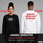 Kalorien zählen erst ab Januar – Weihnachtspullover wahlweise mit Frontprint oder Backprint – Frau vorne in Schwarz, Mann hinten in Weiß