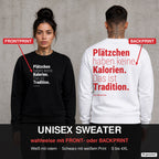 Plätzchen haben keine Kalorien. Das ist Tradition – Weihnachtspullover wahlweise mit Front- oder Backprint, Paar vor Betonwand
