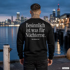 Besinnlich ist was für Nüchterne – schwarzer Weihnachtspullover mit weißem Backprint, Herren am Hafen