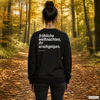 Fröhliche Weihnachten, ihr Arschgeigen – schwarzer Weihnachtspullover mit weißem Backprint, Damen beim Herbstspaziergang