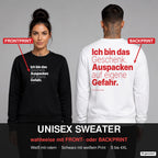 Ich bin das Geschenk. Auspacken auf eigene Gefahr – Weihnachtspullover wahlweise mit Frontprint oder Backprint – Frau vorne in Schwarz, Mann hinten in Weiß