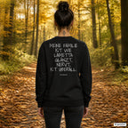 Meine Familie ist wie Lametta: glänzt, nervt, ist überall – schwarzer Weihnachtspullover mit weißem Backprint, Damen beim Herbstspaziergang