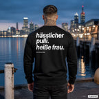 Hässlicher Pulli. Heiße Frau – schwarzer Weihnachtspullover mit weißem Backprint, Herren am Hafen