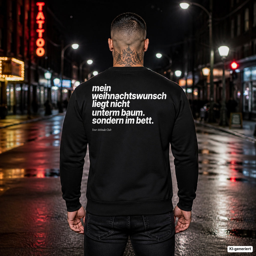 Mein Weihnachtswunsch liegt nicht unterm Baum. Sondern im Bett – schwarzer Weihnachtspullover mit weißem Backprint, Herren in der Stadt bei Nacht
