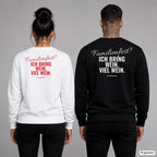 Familienfest? Ich bring Wein. Viel Wein – Weihnachtspullover mit Backprint, Frau in Weiß mit rotem und Mann in Schwarz mit weißem Aufdruck