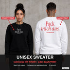 Pack mich aus – Weihnachtspullover wahlweise mit Front- oder Backprint, Paar vor Betonwand