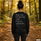 Brav war ich letztes Jahr. Hat nix gebracht – schwarzer Weihnachtspullover mit weißem Backprint, Damen beim Herbstspaziergang