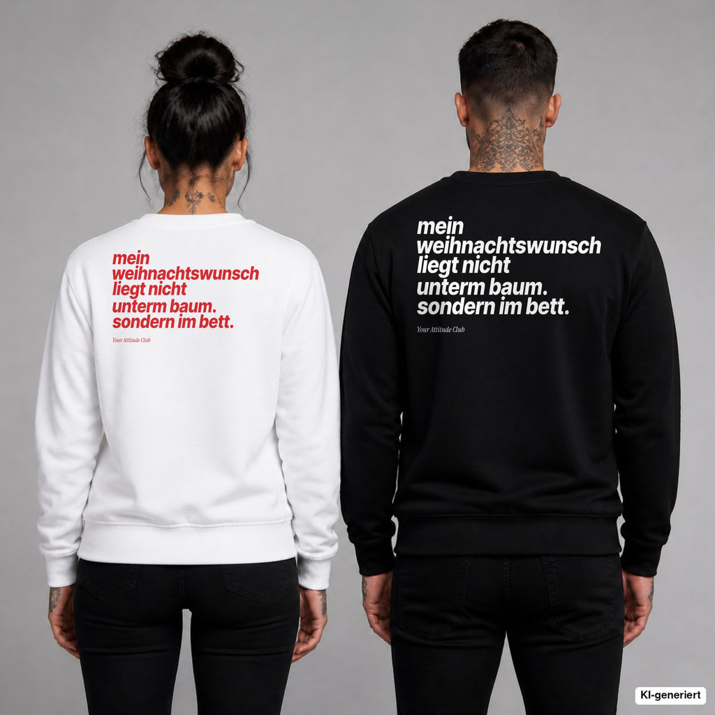 Mein Weihnachtswunsch liegt nicht unterm Baum. Sondern im Bett – Weihnachtspullover mit Backprint, Frau in Weiß mit rotem und Mann in Schwarz mit weißem Aufdruck