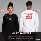 Stille Nacht. Bis die Familie kommt – Weihnachtspullover wahlweise mit Frontprint oder Backprint – Frau vorne in Schwarz, Mann hinten in Weiß