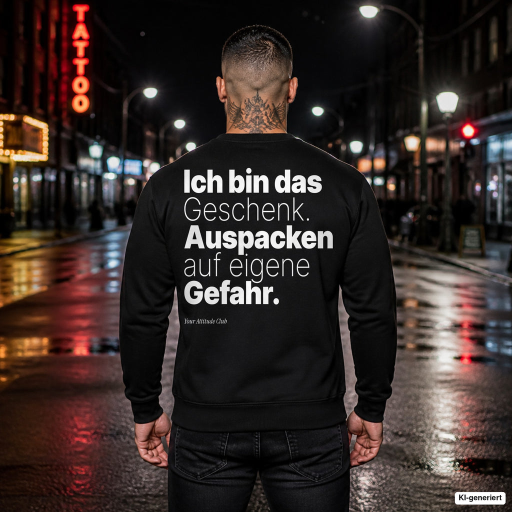 Ich bin das Geschenk. Auspacken auf eigene Gefahr – schwarzer Weihnachtspullover mit weißem Backprint, Herren in der Stadt bei Nacht