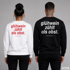 Glühwein zählt als Obst – Weihnachtspullover mit Backprint, Frau in Weiß mit rotem und Mann in Schwarz mit weißem Aufdruck