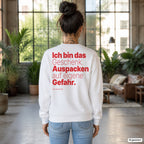 Ich bin das Geschenk. Auspacken auf eigene Gefahr – weißer Weihnachtspullover mit rotem Backprint, Damen im Loft