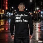 Hässlicher Pulli. Heiße Frau – schwarzer Weihnachtspullover mit weißem Backprint, Herren in der Stadt bei Nacht