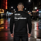 Ich bin ein Engel. Ein gefallener – schwarzer Weihnachtspullover mit weißem Backprint, Herren in der Stadt bei Nacht