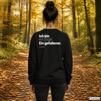 Ich bin ein Engel. Ein gefallener – schwarzer Weihnachtspullover mit weißem Backprint, Damen beim Herbstspaziergang