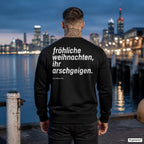 Fröhliche Weihnachten, ihr Arschgeigen – schwarzer Weihnachtspullover mit weißem Backprint, Herren am Hafen
