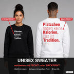 Plätzchen haben keine Kalorien. Das ist Tradition – Weihnachtspullover wahlweise mit Frontprint oder Backprint – Frau vorne in Schwarz, Mann hinten in Weiß