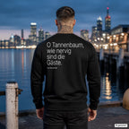 O Tannenbaum, wie nervig sind die Gäste – schwarzer Weihnachtspullover mit weißem Backprint, Herren am Hafen