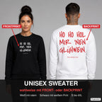 Ho Ho Hol mir ’nen Glühwein – Weihnachtspullover wahlweise mit Frontprint oder Backprint – Frau vorne in Schwarz, Mann hinten in Weiß